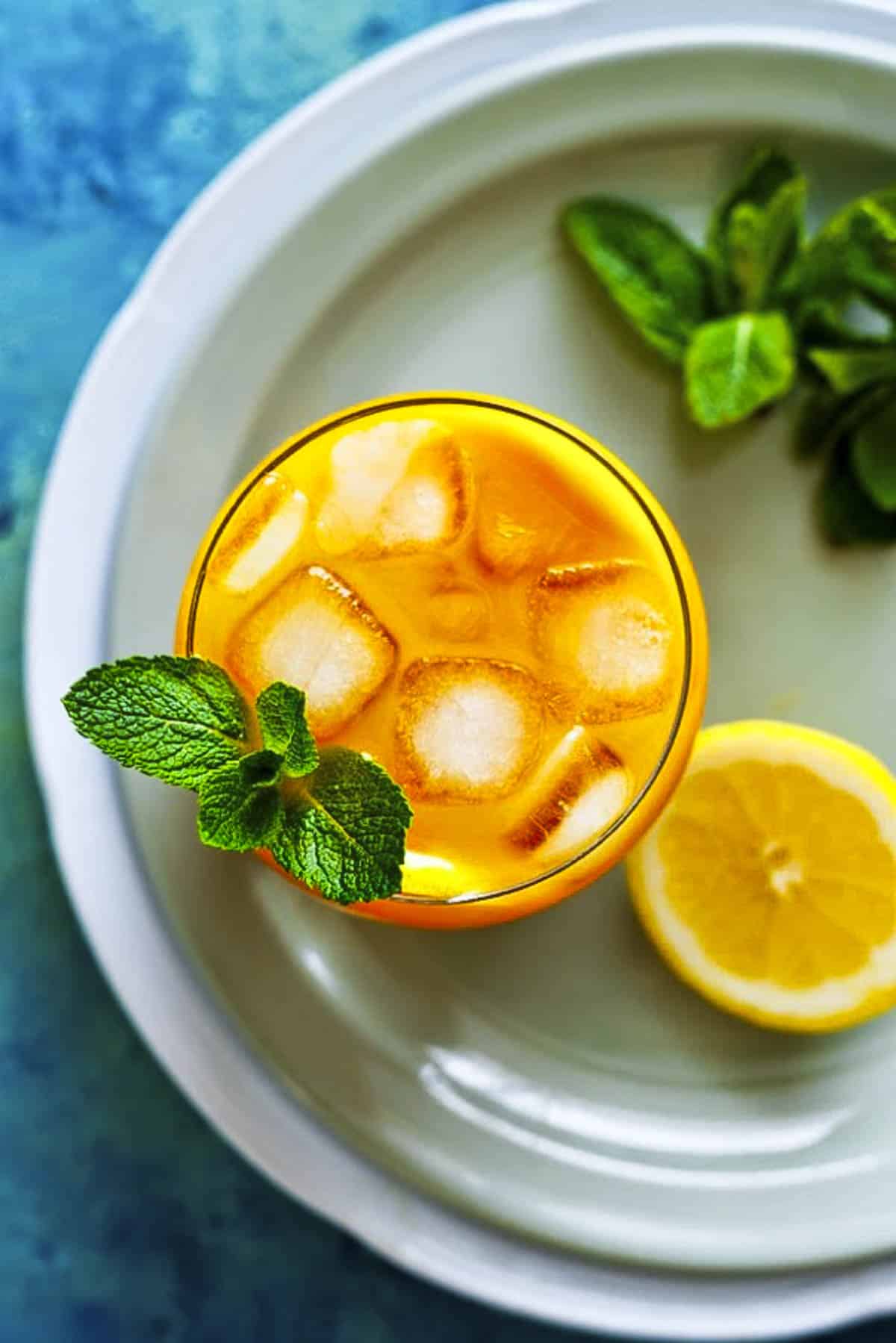 1 glass of mango lemonade with ice, fresh mint leaves and lemon slice.
