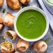 green chutney served with samosa