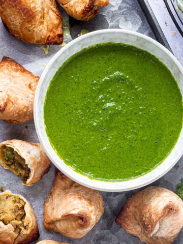 green chutney served with samosa