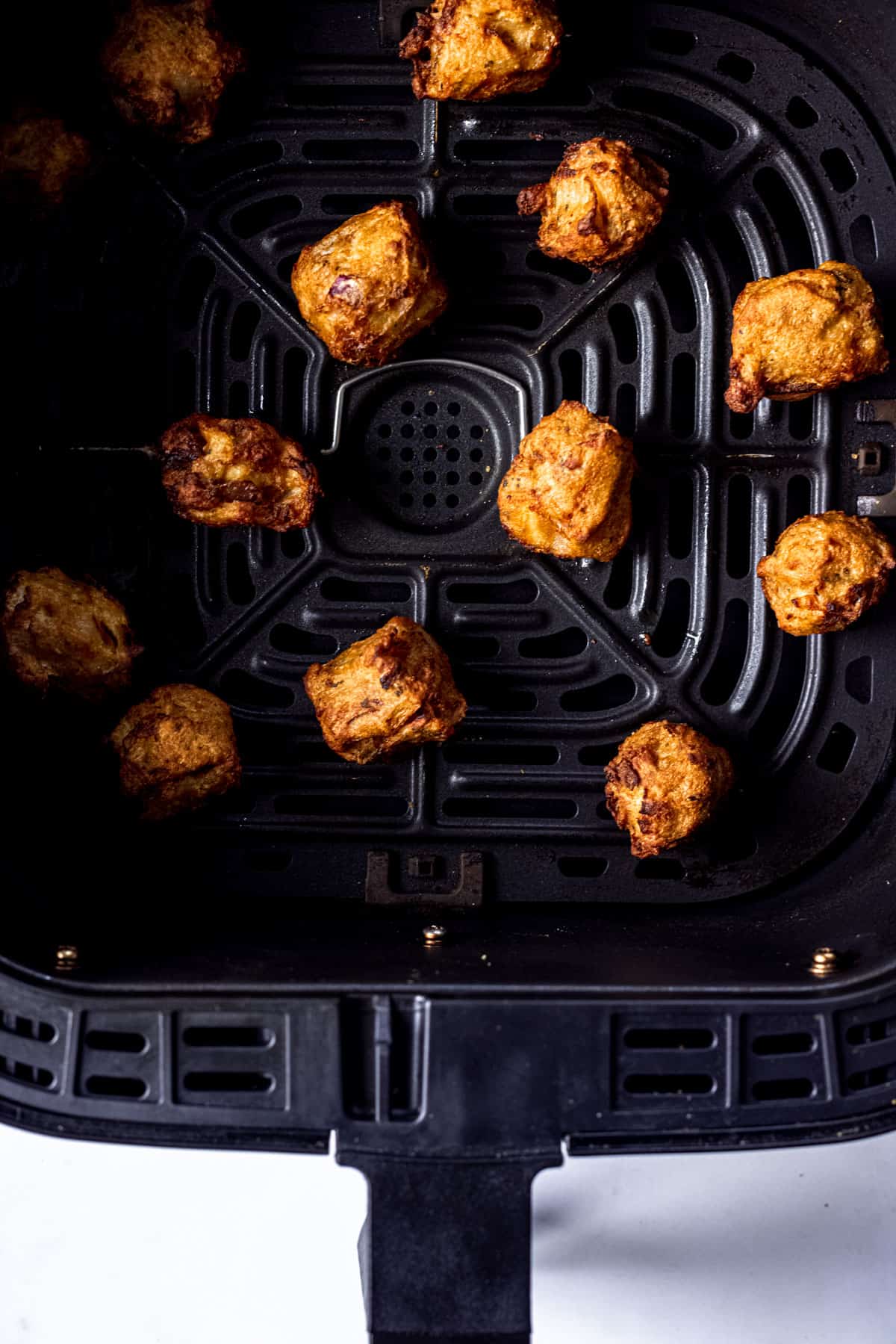 cook 14 piece Tesco frozen onion bhajis in air fryer