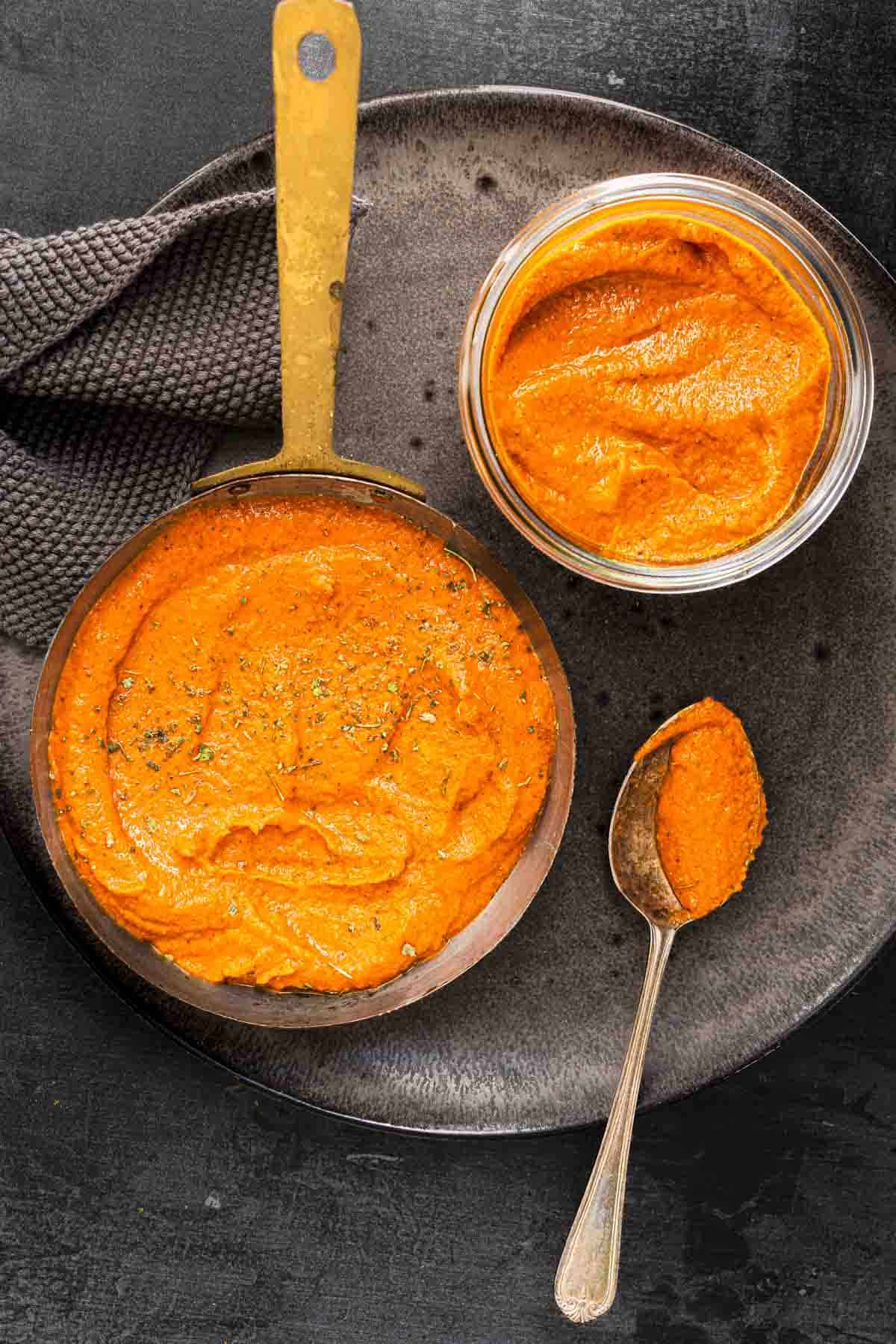 smooth Birmigham balti sauce in a serving dish and jar.