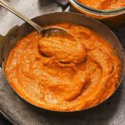 smooth Birmigham balti sauce in a serving dish and jar.