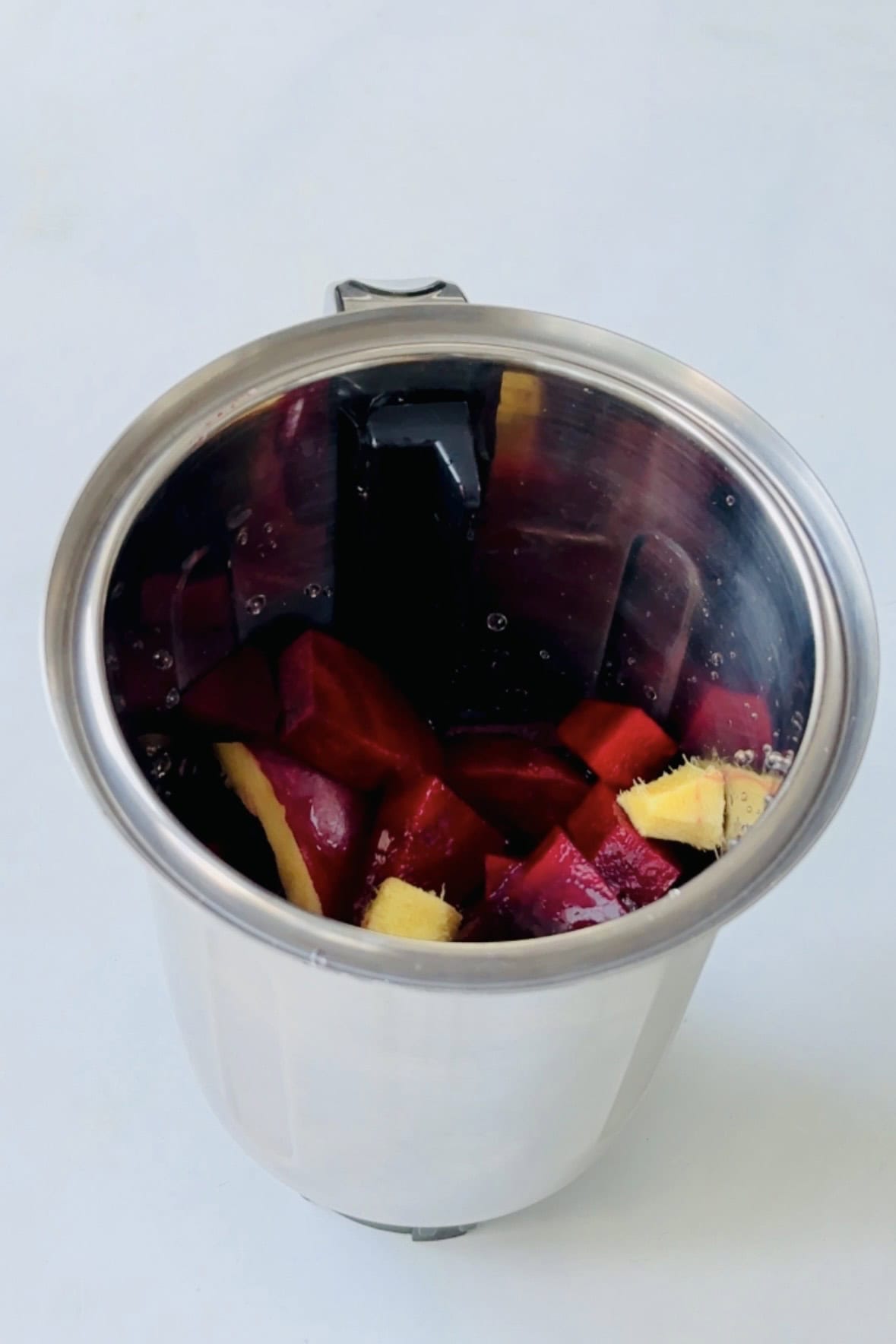 apples ginger beetroot in a blender jar.